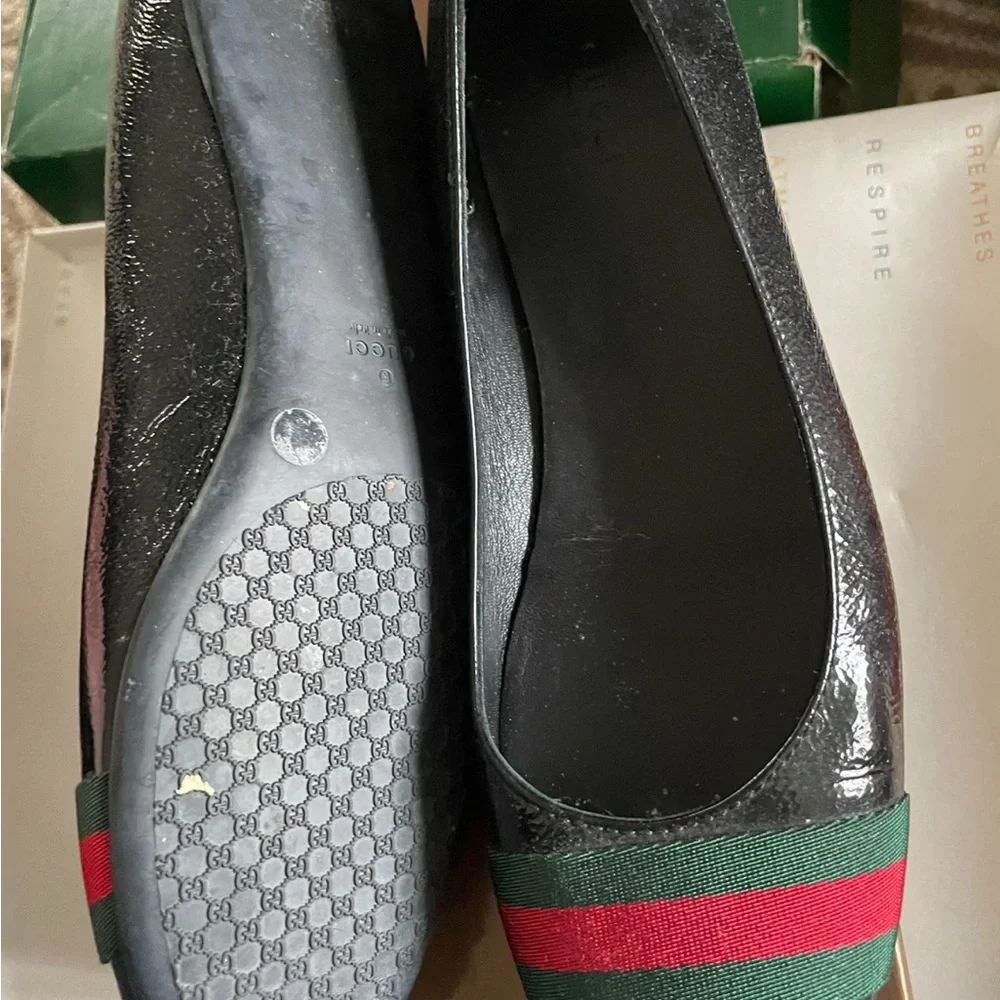 Gucci Black and Red Flats with Signature Stripes - Picture 2 of 3